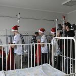 Piłkarze Stomilu Olsztyn w roli Mikołajów