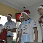 Piłkarze Stomilu Olsztyn w roli Mikołajów