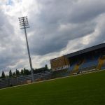 Montowanie jupiterów na stadionie Stomilu Olsztyn