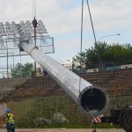 Montowanie jupiterów na stadionie Stomilu Olsztyn