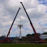 Montowanie jupiterów na stadionie Stomilu Olsztyn