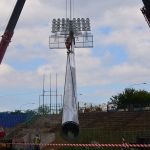 Montowanie jupiterów na stadionie Stomilu Olsztyn