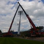 Montowanie jupiterów na stadionie Stomilu Olsztyn