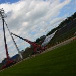 Montowanie jupiterów na stadionie Stomilu Olsztyn