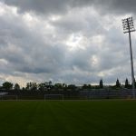 Montowanie jupiterów na stadionie Stomilu Olsztyn