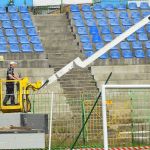 Montowanie jupiterów na stadionie Stomilu Olsztyn