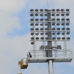 Montowanie jupiterów na stadionie Stomilu Olsztyn