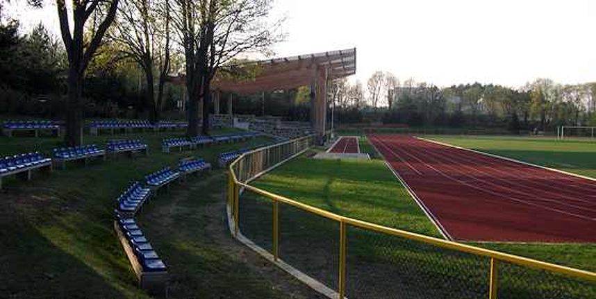 Zanosi się na to, że latem ze stadionu w Olecku korzystać będą zespoły z Ekstraklasy. Fot. czarniolecko.pl