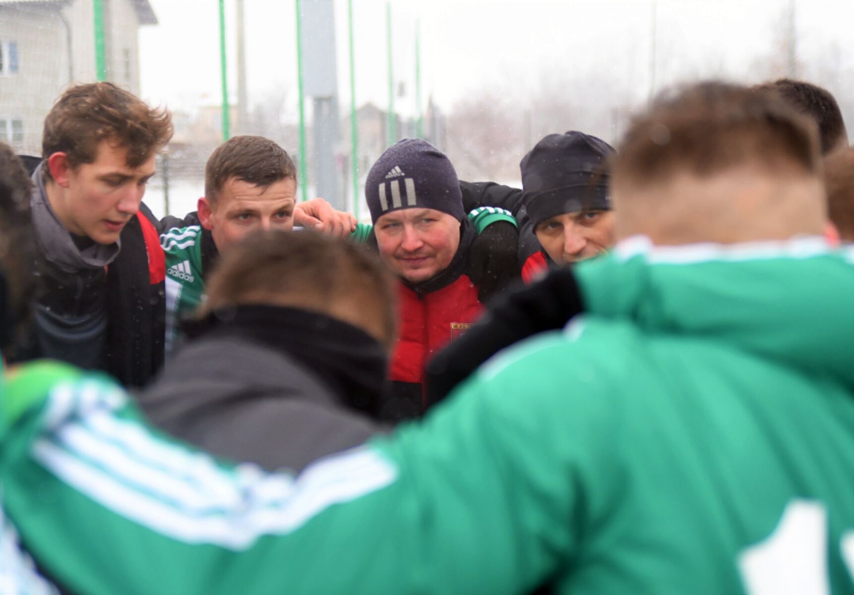 Trener Ryszard Borkowski w trakcie zimowych przygotowań nie oszczędza zawodników, ale wykonana praca przynosi Zniczowi efekty w lidze. Fot. Łukasz Szymański