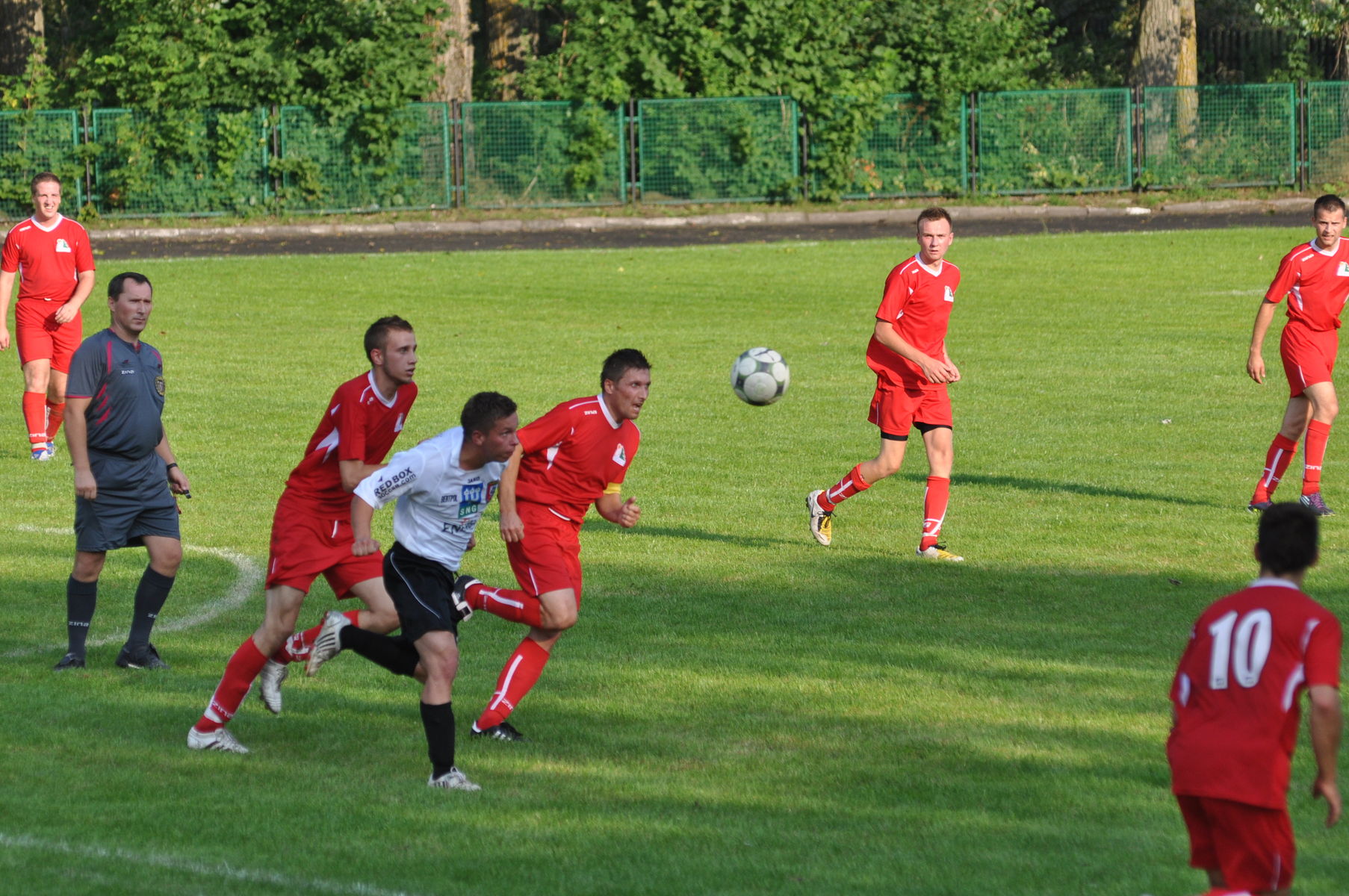 Leśnik (czerwone stroje) przegrał ligę jesienią, 4 pkt w 15 meczach to fatalny wynik.  Fot. Łukasz Szymański 