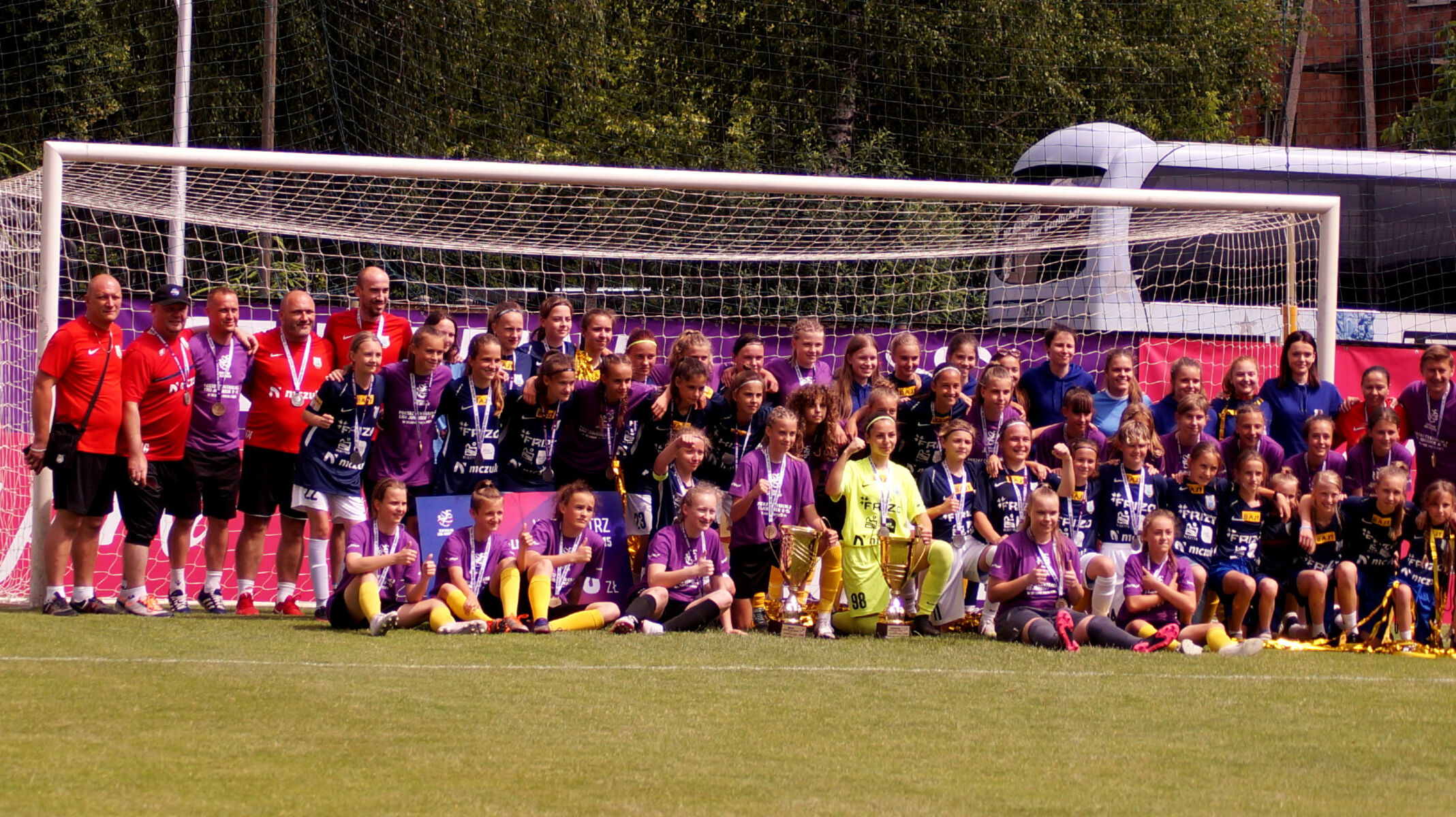 Piłkarki Stomilu Olsztyn zdobyły srebrny medal mistrzostw Polski U-15. Fot. Materiał prasowy klubu