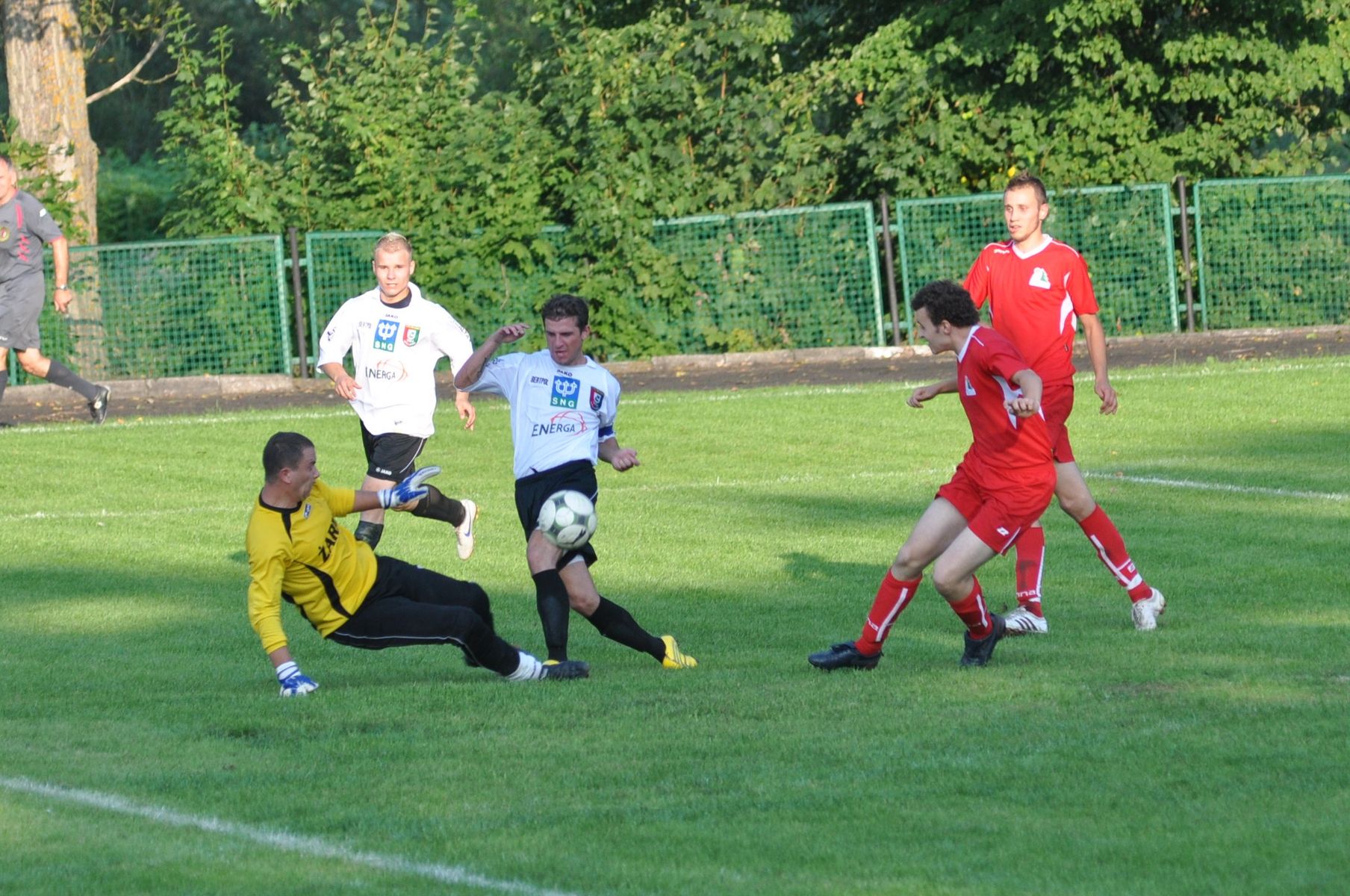 Gra Leśnika Nowe Ramuki (czerwone stroje) w defensywie pozostawia sporo do życzenia Fot. Łukasz Szymański 