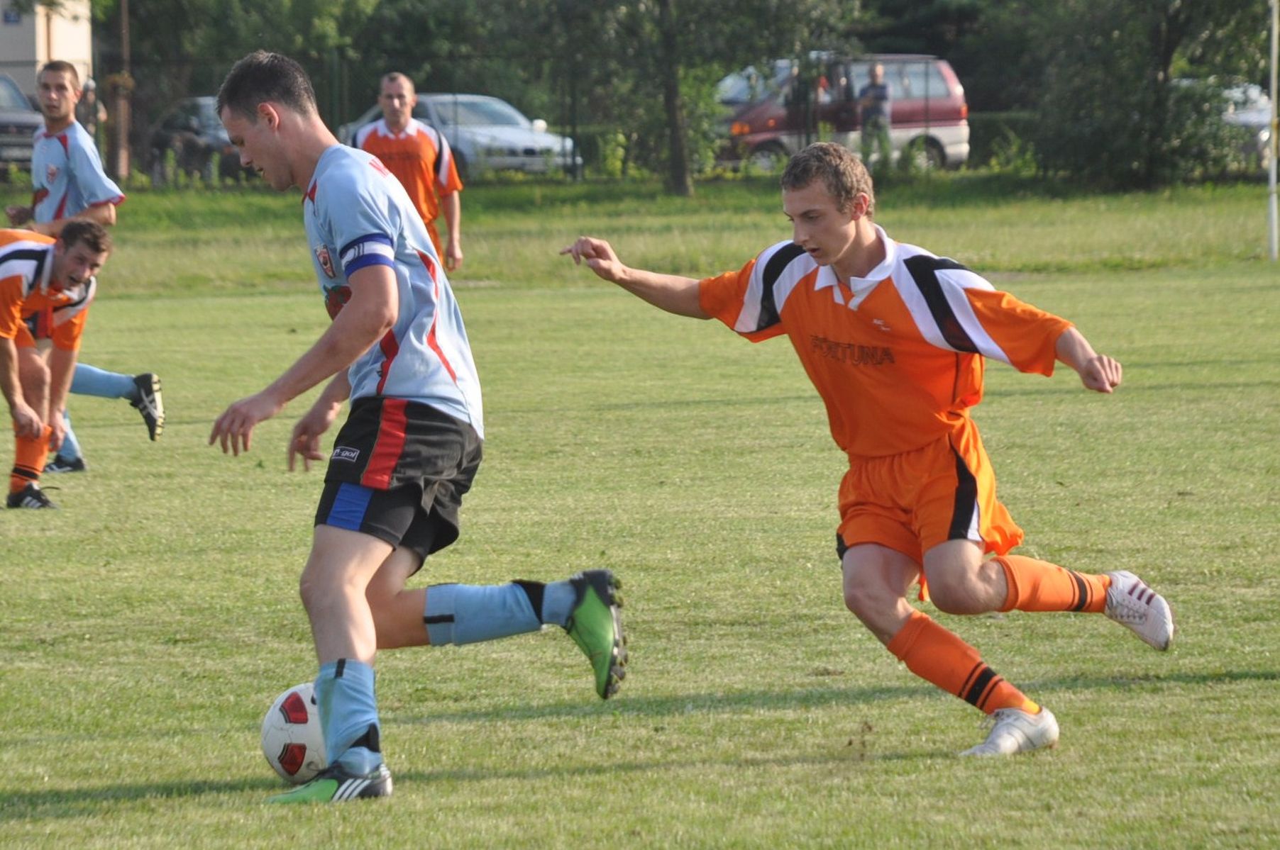 Fortuna (pomarańczowe stroje) odniosła nad Mazurem skromne zwycięstwo 1:0  Fot. Łukasz Szymański 