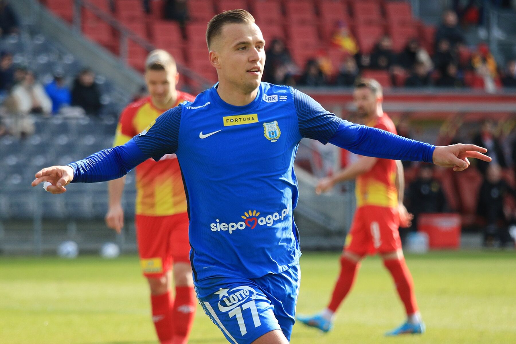 Gola na 1:1 strzelił Patryk Mikita. Fot. Paweł Piekutowski
