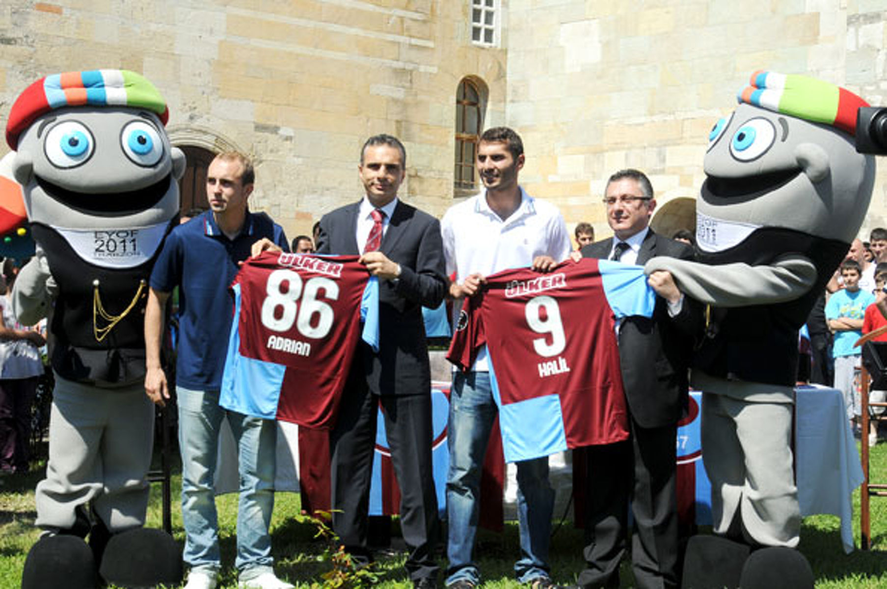 Adrian Mierzejewski (z lewej) i Halil Altintop, czyli nowe twarze drużyny z Trabzonu. Fot. Trabzonspor
