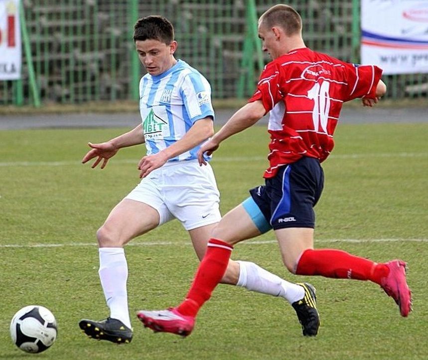 Arkadiusz Kuciński (nr 10) w minionym sezonie stał się jednym z kluczowych zawodników Jezioraka. Fot. Artur Szczepański.