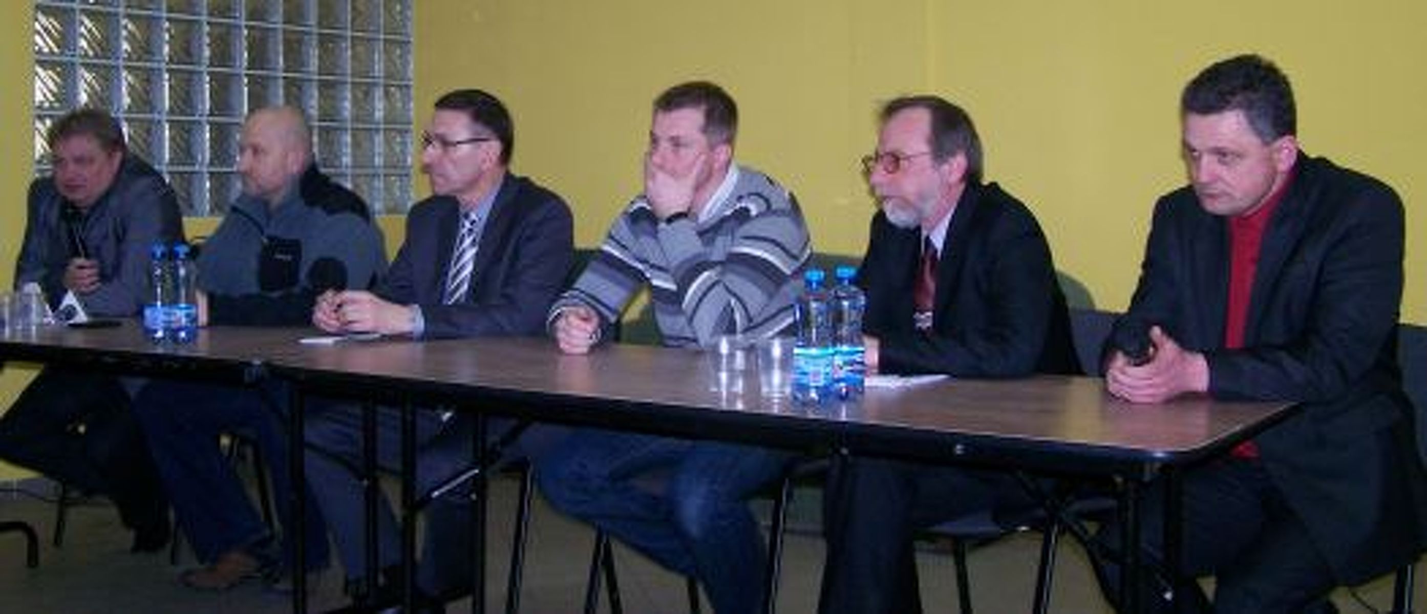 Marcin Kuchciński (czwarty z lewej) był gościem marcowej konferencji prasowej dotyczącej współpracy klubu i miasta. Fot. em