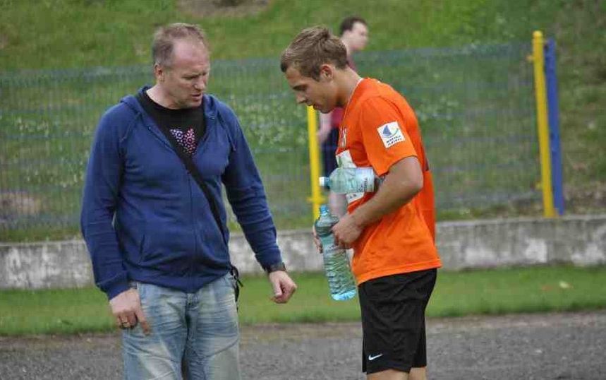 Dyrektor sportowy OKS 1945 Andrzej Biedrzycki (z lewej) i Michał Świderski, jeden z nabytków olsztyńskiego klubu. Fot. em