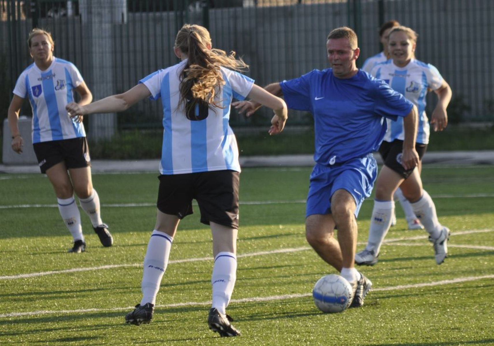 Adam Zejer wciąż utrzymuje sportową formę. Tu podczas piłkarskiego festynu z okazji 66-lecia Stomilu Olsztyn. Fot. Emil Marecki