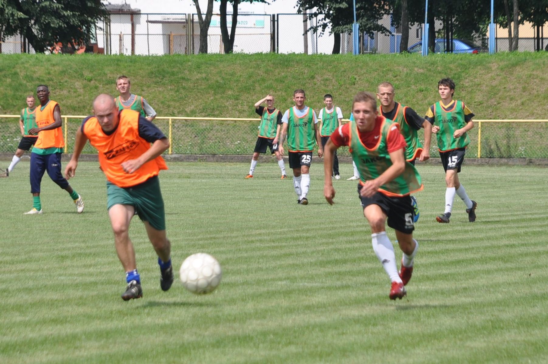 Konrad Radzikowski (z prawej) jest pierwszym piłkarzem pozyskanym przez Znicza latem.  Fot. Łukasz Szymański 