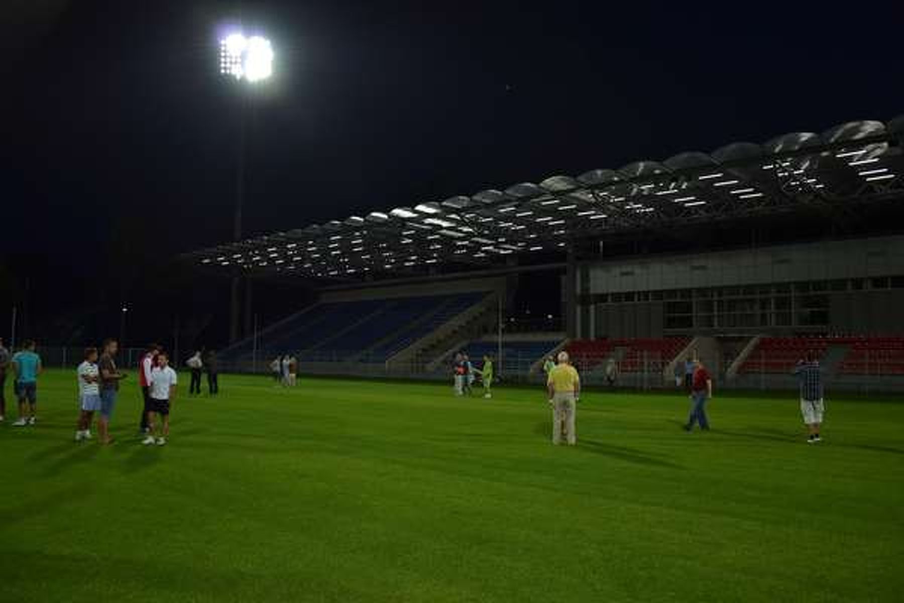 W czwartek wieczorem stadion oglądali piłkarze i działacze Sokoła. Fot. ostróda.wm.pl 