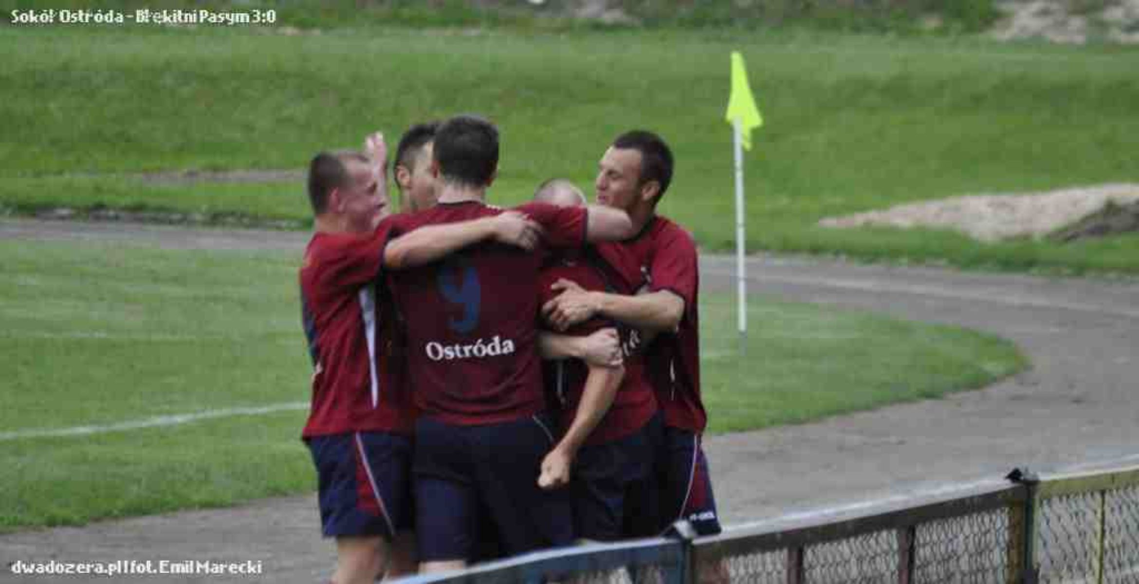 Piłkarze Sokoła cieszą się po golu na 2:0 w meczu z Błękitnymi Pasym. W objęciach tonie Bogdan Miłkowski. Fot. Emil Marecki