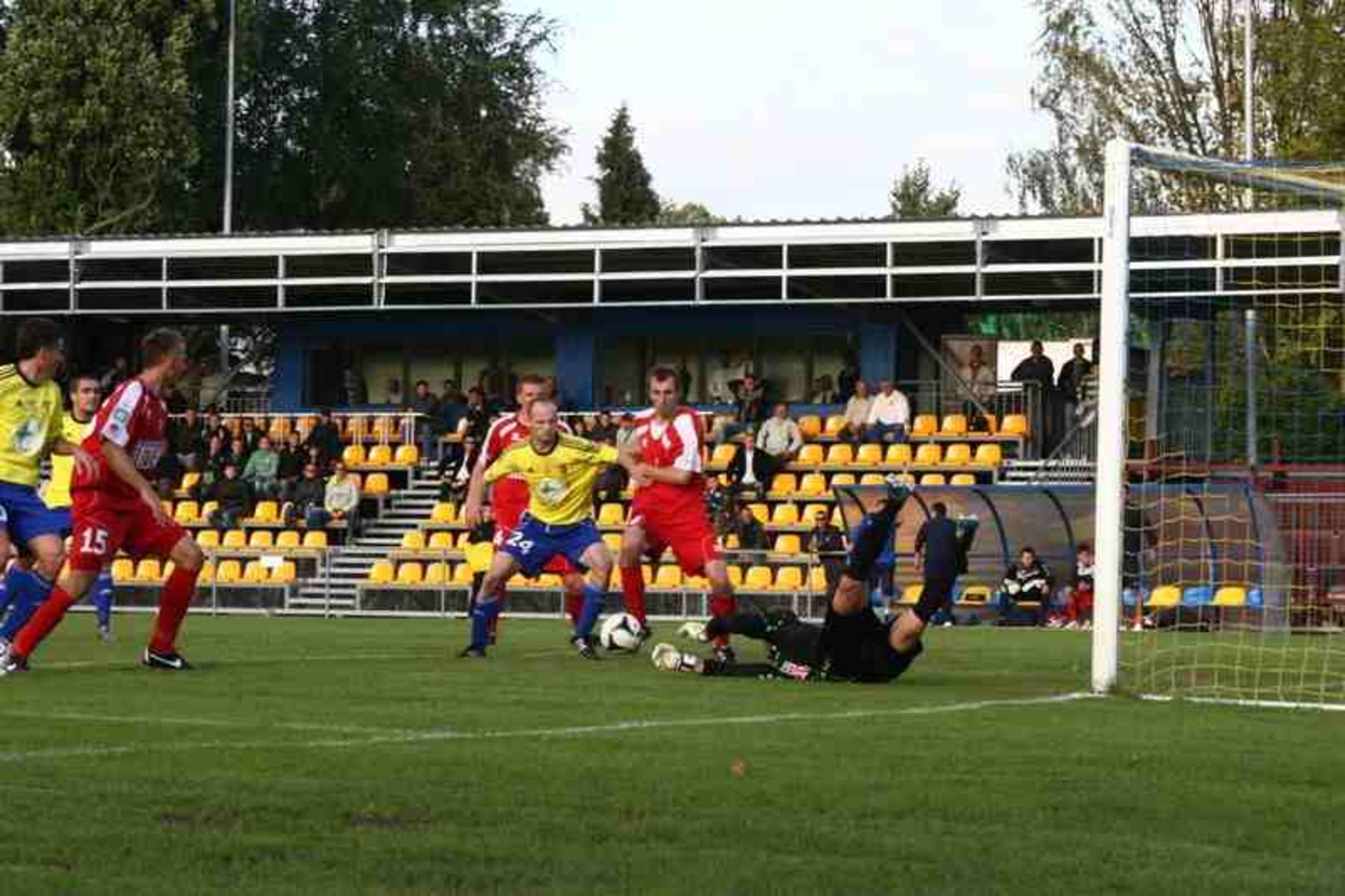 Bartosz Iwan za chwilę strzeli gola na 1:0. Niestety, była to jedyna bramka Olimpii w meczu z Piastem. Fot. Krzysztof Bachcewicz / http://elblagsportowy.pl