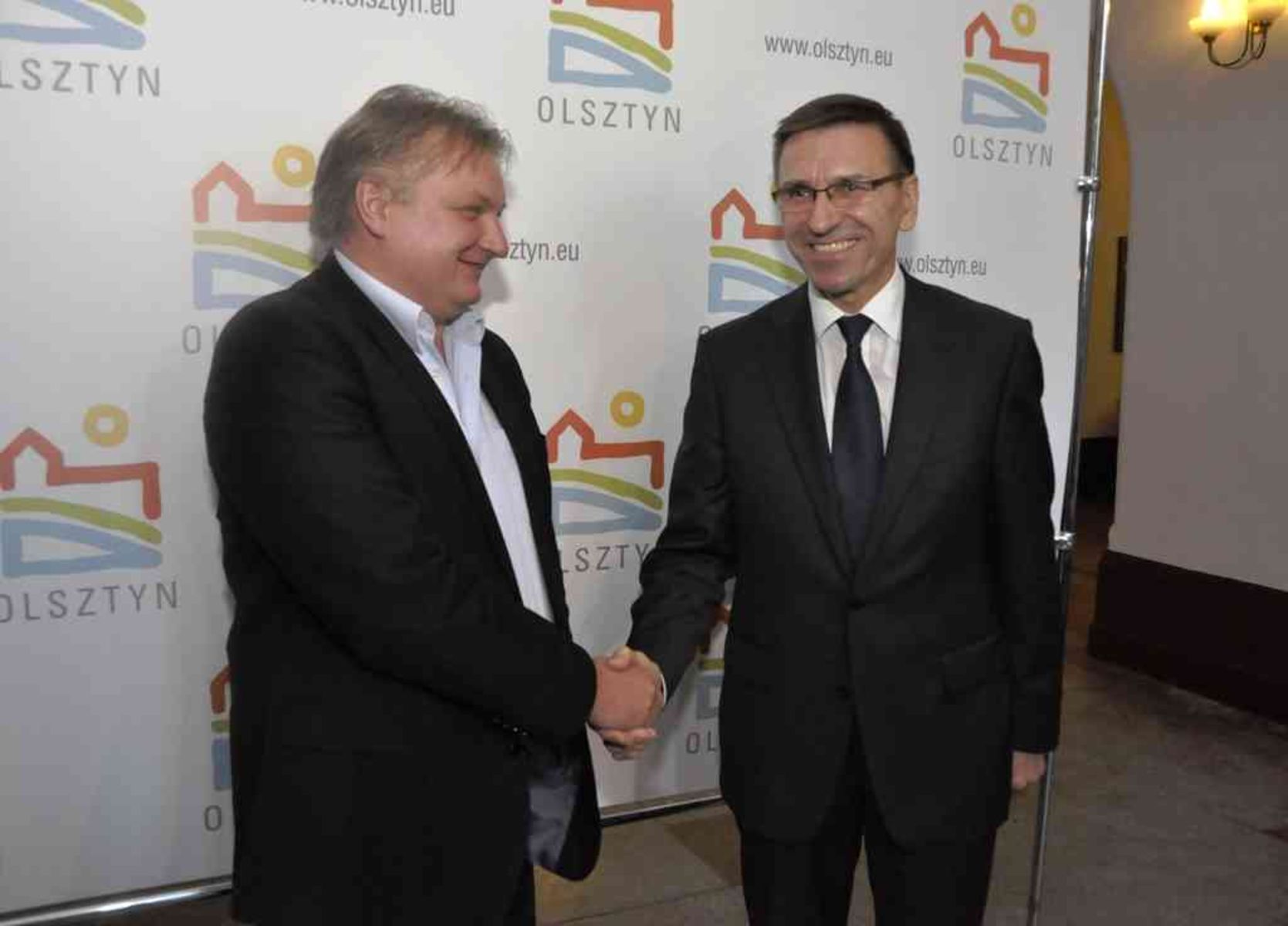 Andrzej Bogusz i Piotr Grzymowicz (z prawej) po piątkowym briefiengu na temat OKS 1945 w olsztyńskim ratuszu.