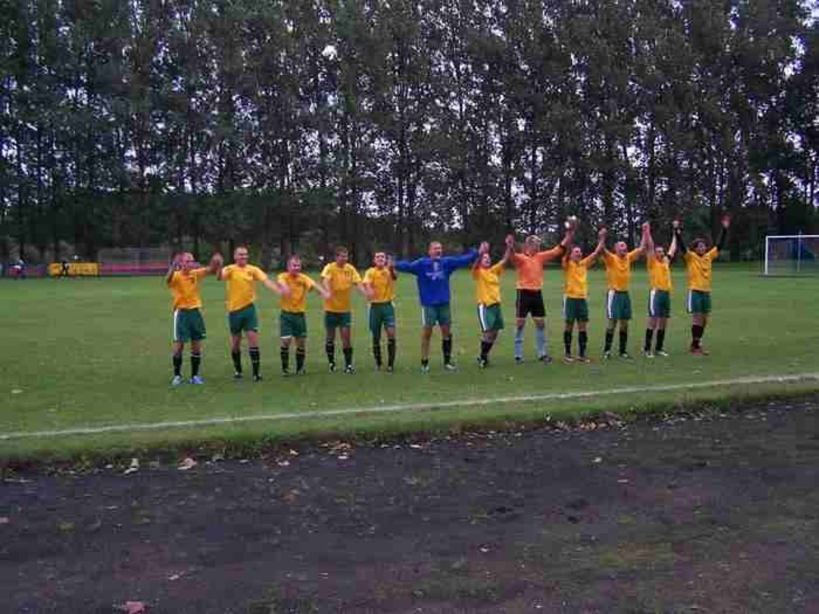 Piłkarze z Białej Piskiej znowu mają powody do radości - w sobotę wrócili na pozycję lidera. Fot. znicz1954bialapiska.futbolowo.pl