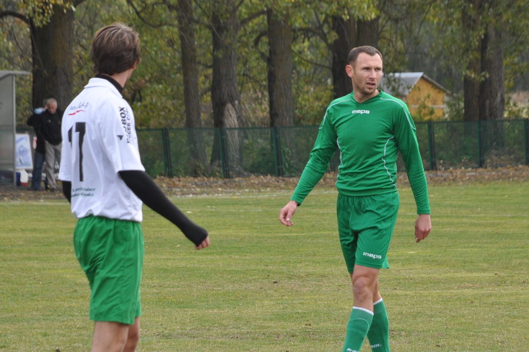 Dzidosław Żuberek, (z prawej) 38-letni piłkarz Rominty. Fot. Łukasz Szymański 