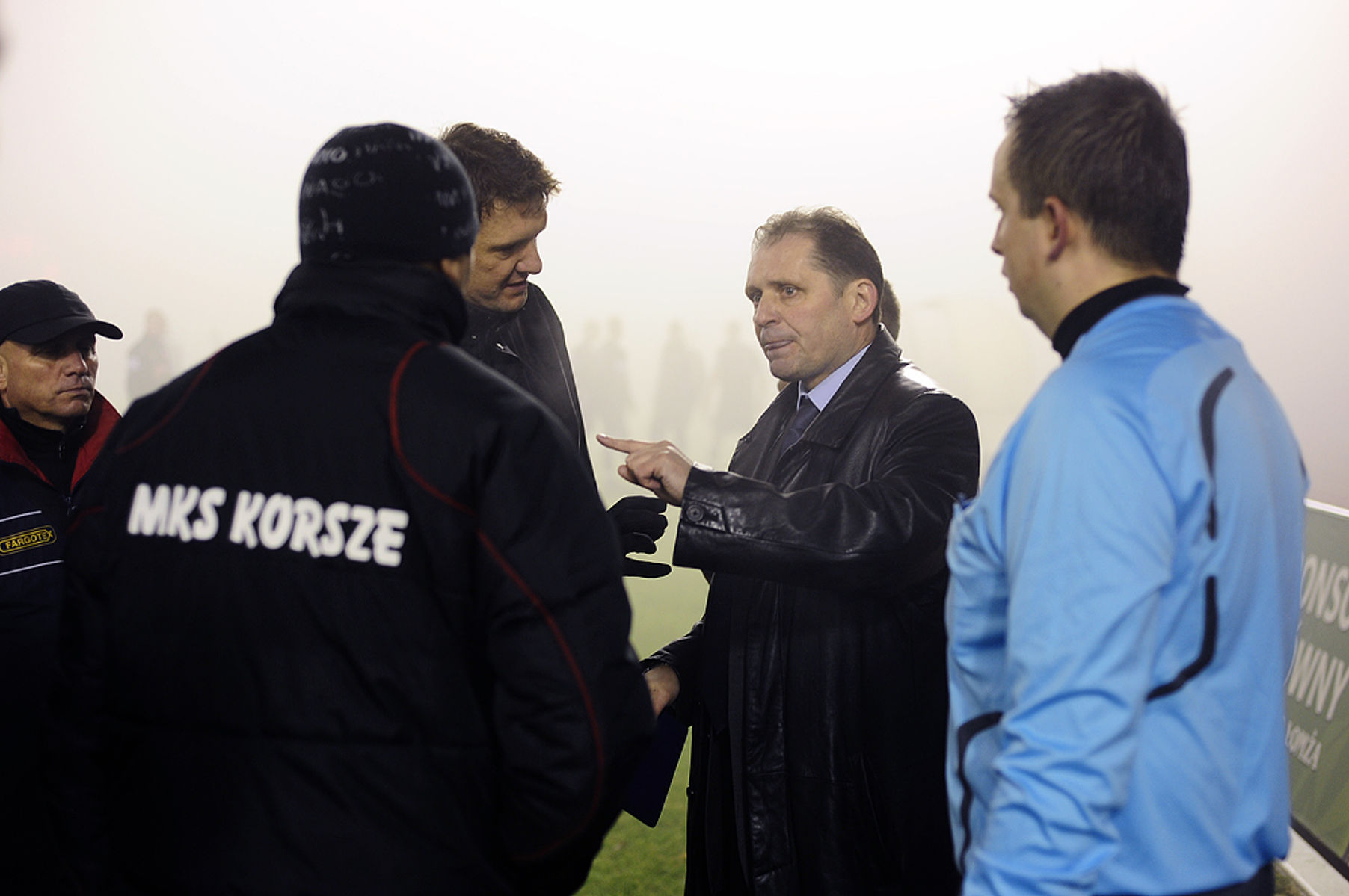 Obserwator spotkania konsultuje się z trenerami obu zespołów. Fot. Damian Lemański