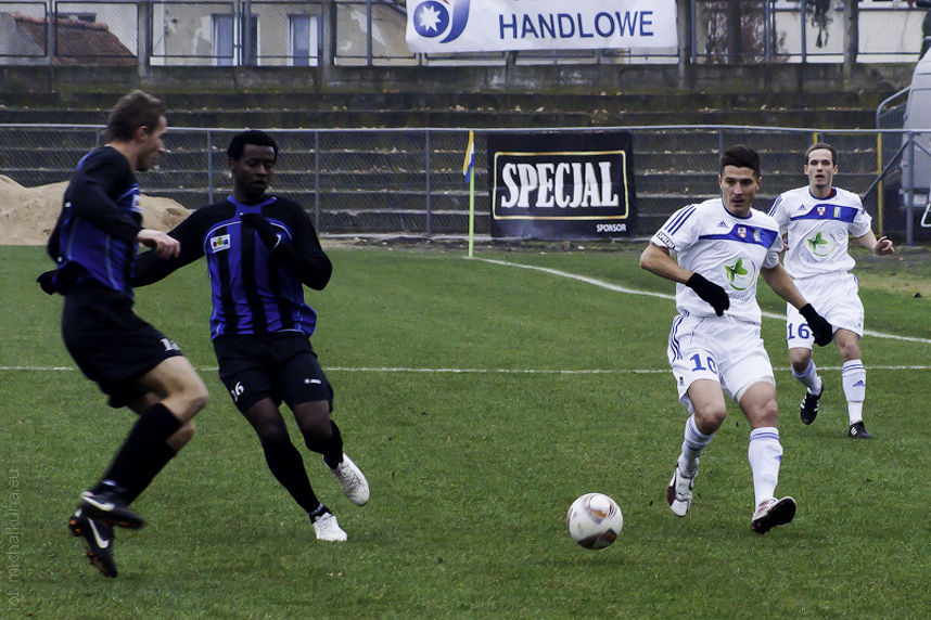 W lidze Olimpia uległa Zawiszy 0:3; w sparingu elblążanie (m.in. za sprawą Lubomira Lubenowa - na zdjęciu nr 10) wygrali 2:0. Fot. Michał Kuna