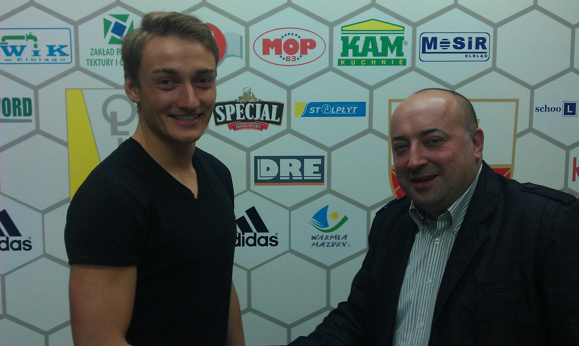 Szymon Sidorowicz i prezes Olimpii Łukasz Konończuk. Fot. olimpia.elblag.com.pl
