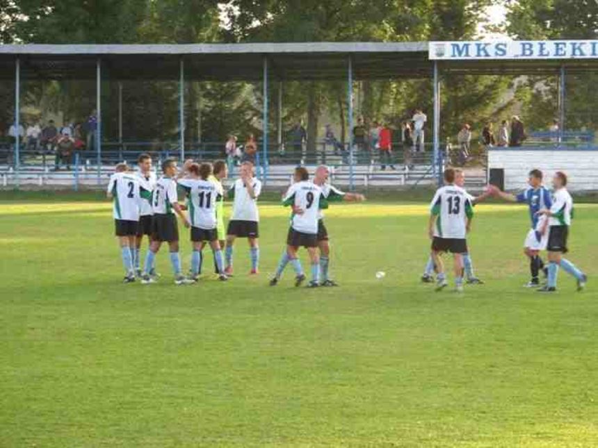 Piłkarze z Ornety czekają na nowego trenera. Fot. blekitniorneta.futbolowo.pl