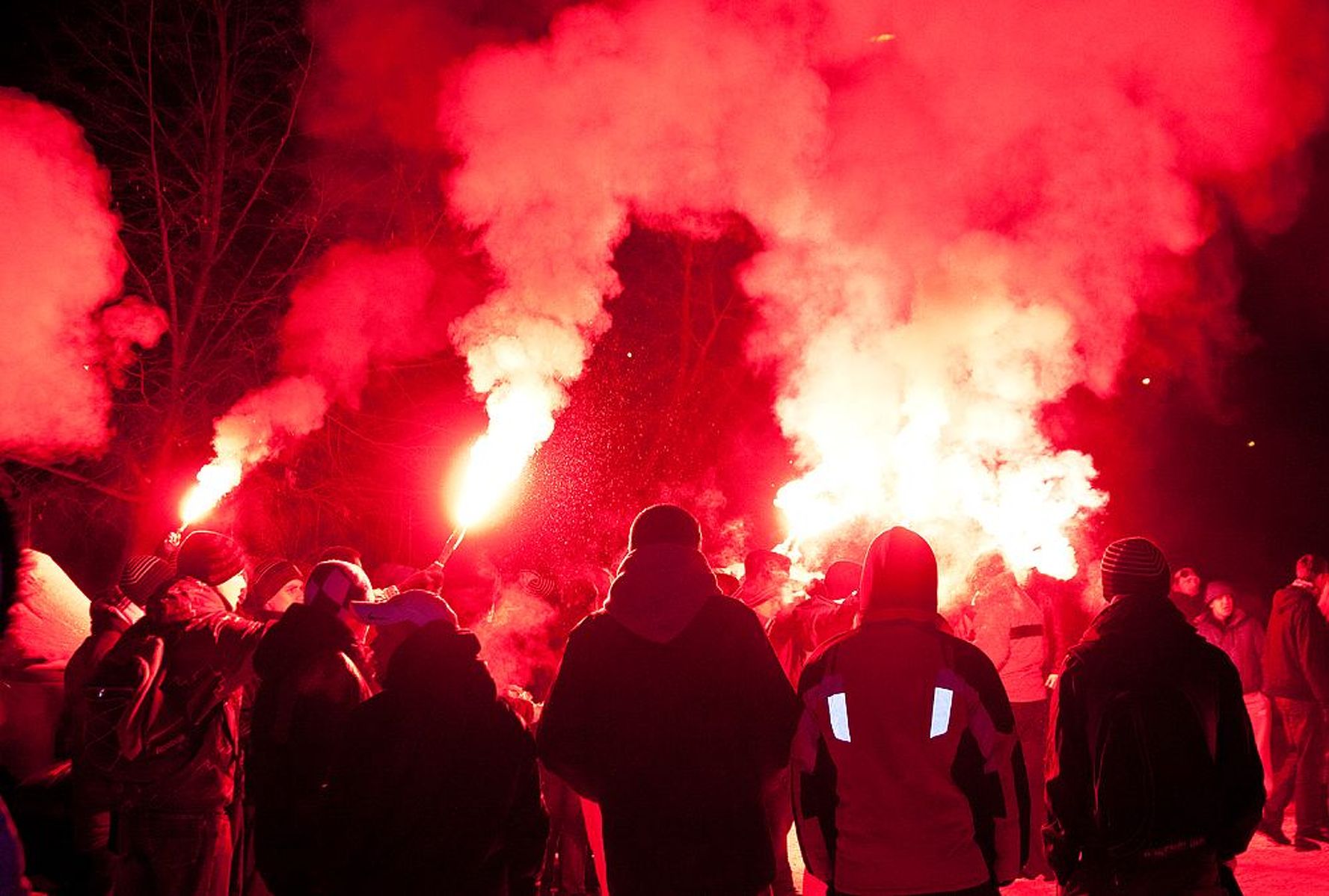 Kibice spontanicznie świętują pod budynkiem klubu zmianę nazwy. Fot. Artur Szczepański