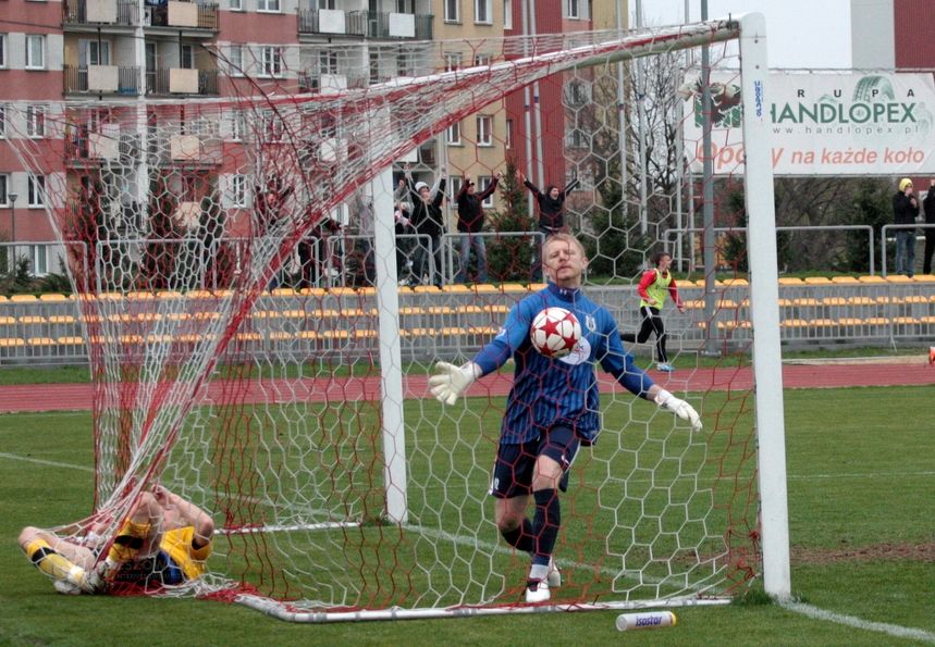 Piotr Skiba nie dał rady uchronić zespołu przed utratą bramki. Fot. cwks-resovia.pl