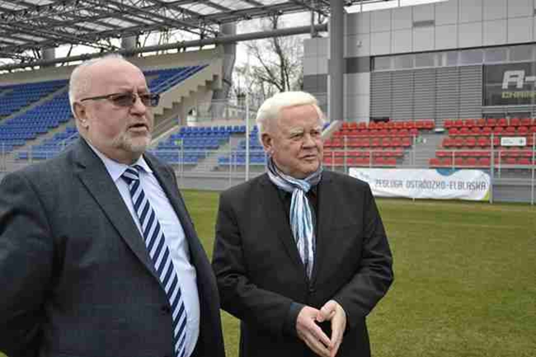 Burmistrz Ostródy Olgierd Dąbrowski i Heinz Keppman, przedstawiciel Borussi Dortmund, na ostródzkim stadionie. Fot. ostroda2012.pl