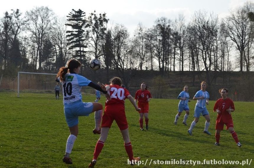 Piłkarski OKS Stomil Olsztyn w akcji. Fot. stomilolsztyn.futbolowo.pl