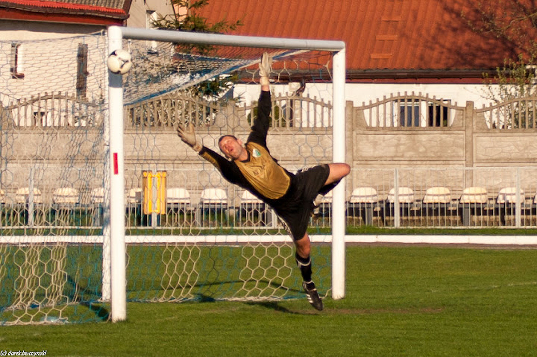 Przemysław Masłowski w efektownej paradzie. Fot. Dariusz Buczyński