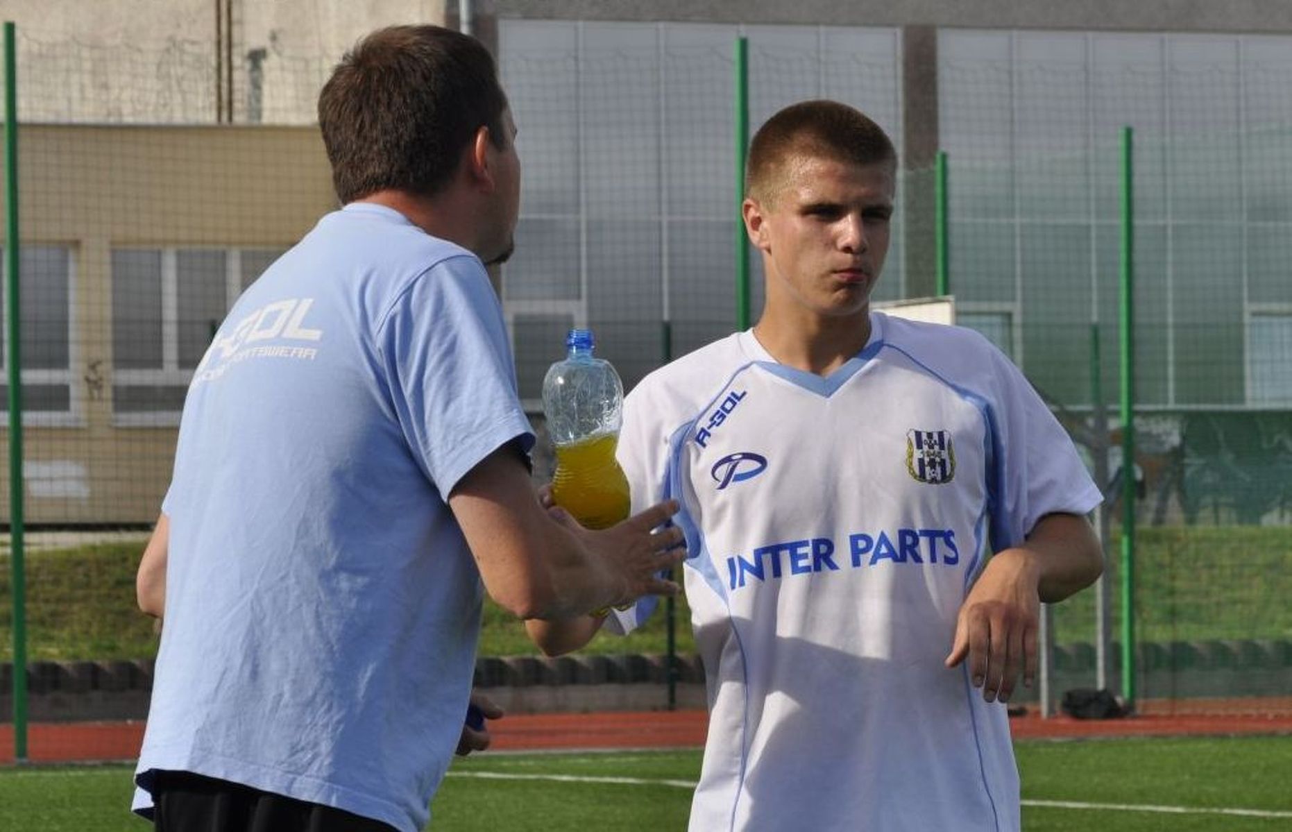 Karol Żwir (z prawej) i trener Adam Łopatko. Fot. Emil Marecki