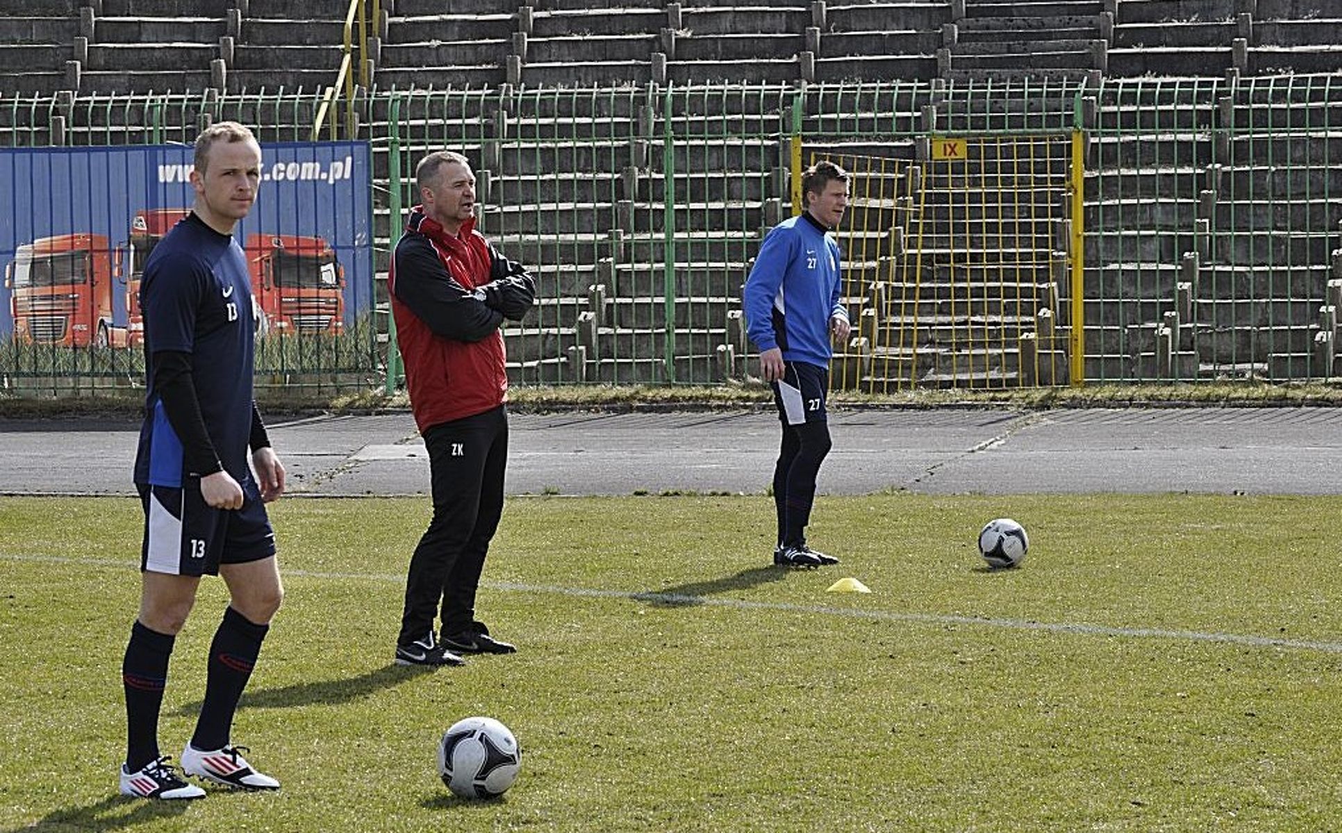 Piłkarze Stomilu i trener Zbigniew Kaczmarek nie mają pojęcia, jaka przyszłość czeka klub w I lidze. Fot. Emil Marecki