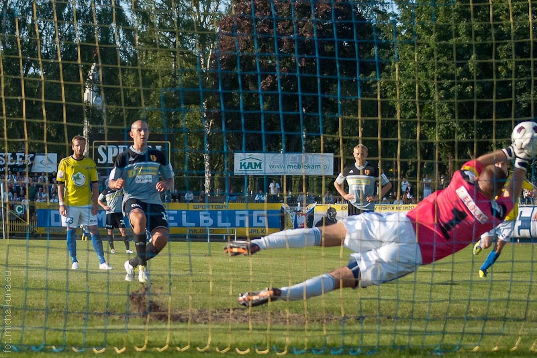 Aleksiej Rogaczow broni rzut karny. Fot. Michał Kuna