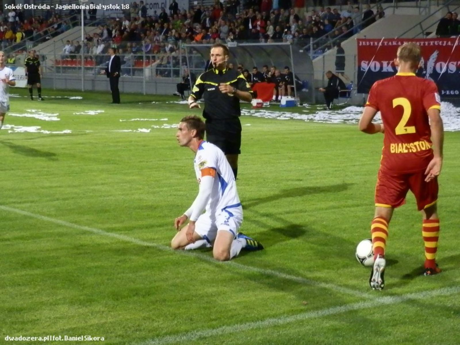 Bogdan Miłkowski na kolanach. Tego dnia Sokół nie miał nic do powiedzenia... Fot. Dariusz Sikora