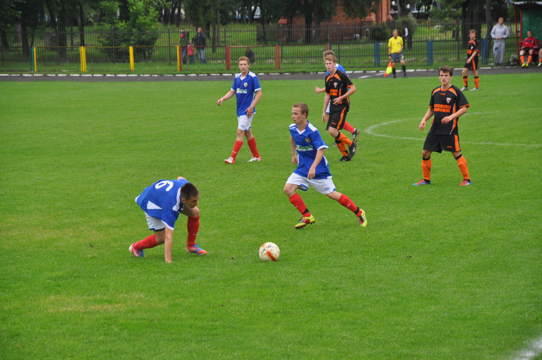 Victoria Bartoszyce (niebiesko-białe stroje) rozbiła Mazura Pisz aż 9:0. Fot. Łukasz Szymański  