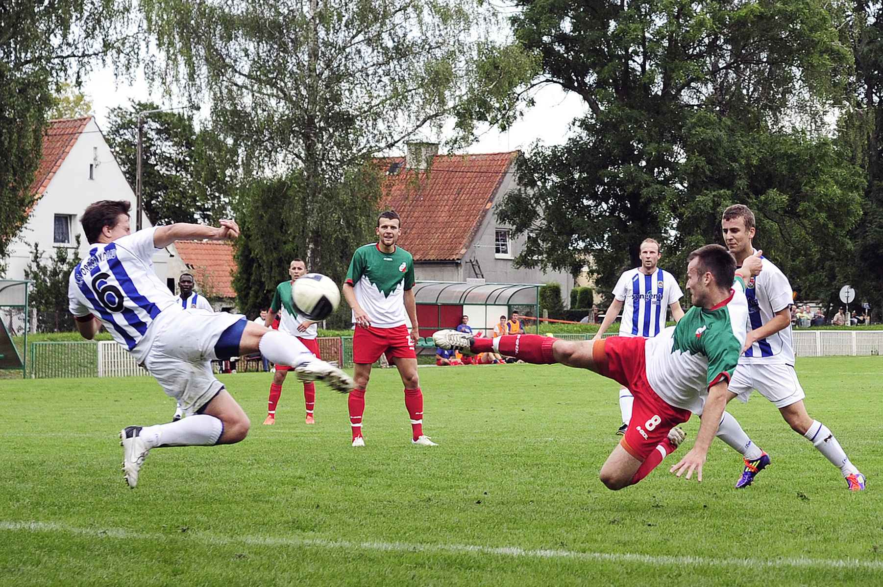 Pięknymi nożycami Piotr Trafarski strzela gola na 2:0. Fot. Damian Lemański