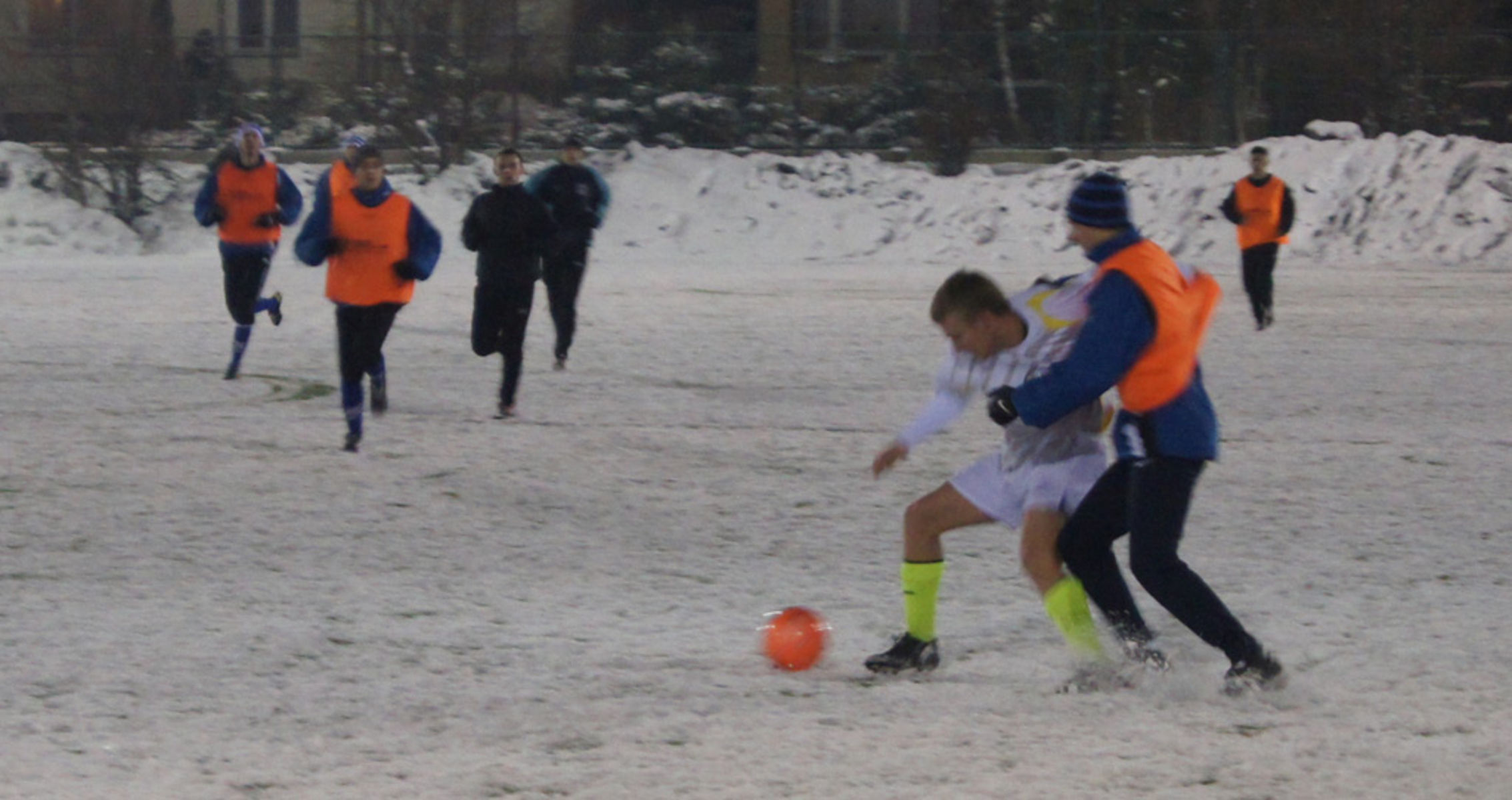 W pierwszym sparingu piłkarze Tęczy przegrali ze Stomilowcami 3:5. Tym razem ograli Warmię 5:3. Fot. Łukasz Kozłowski