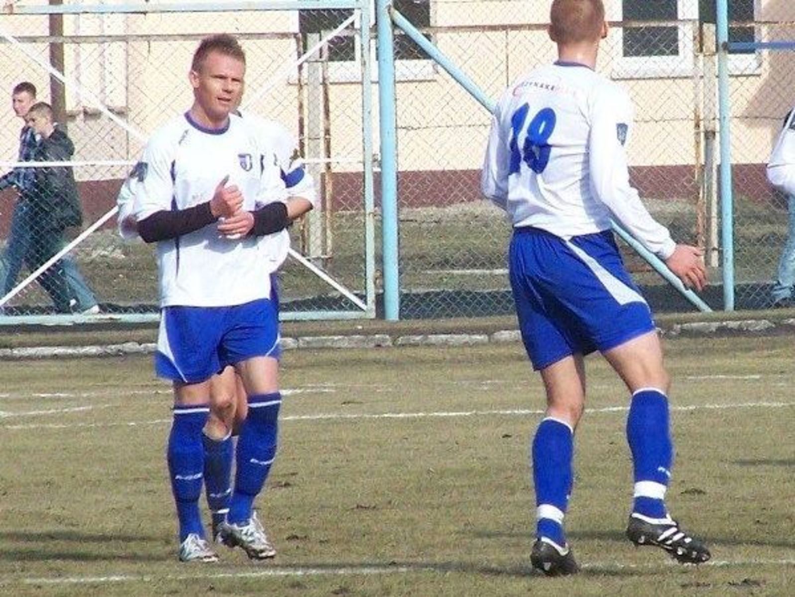 Dwie bramki Sobocińskiego i jedno trafienie Kołakowskiego dało ekipie z Wikielca zwycięstwo w spotkaniu ze Startem. Fot. Emil Marceki