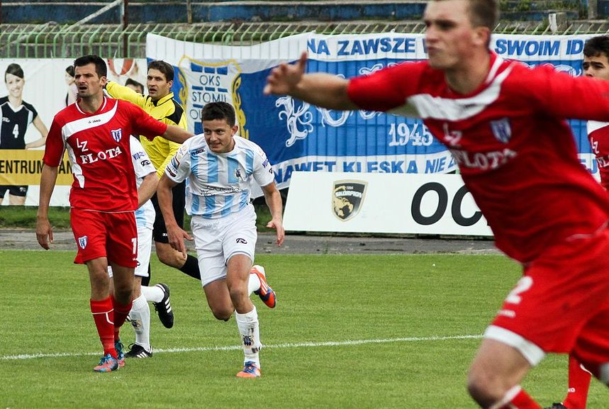 Łukasz Suchocki cieszy się z bramki, a obrońca Floty biegnie z pretęsjami do arbitra. Fot. Artur Szczepański