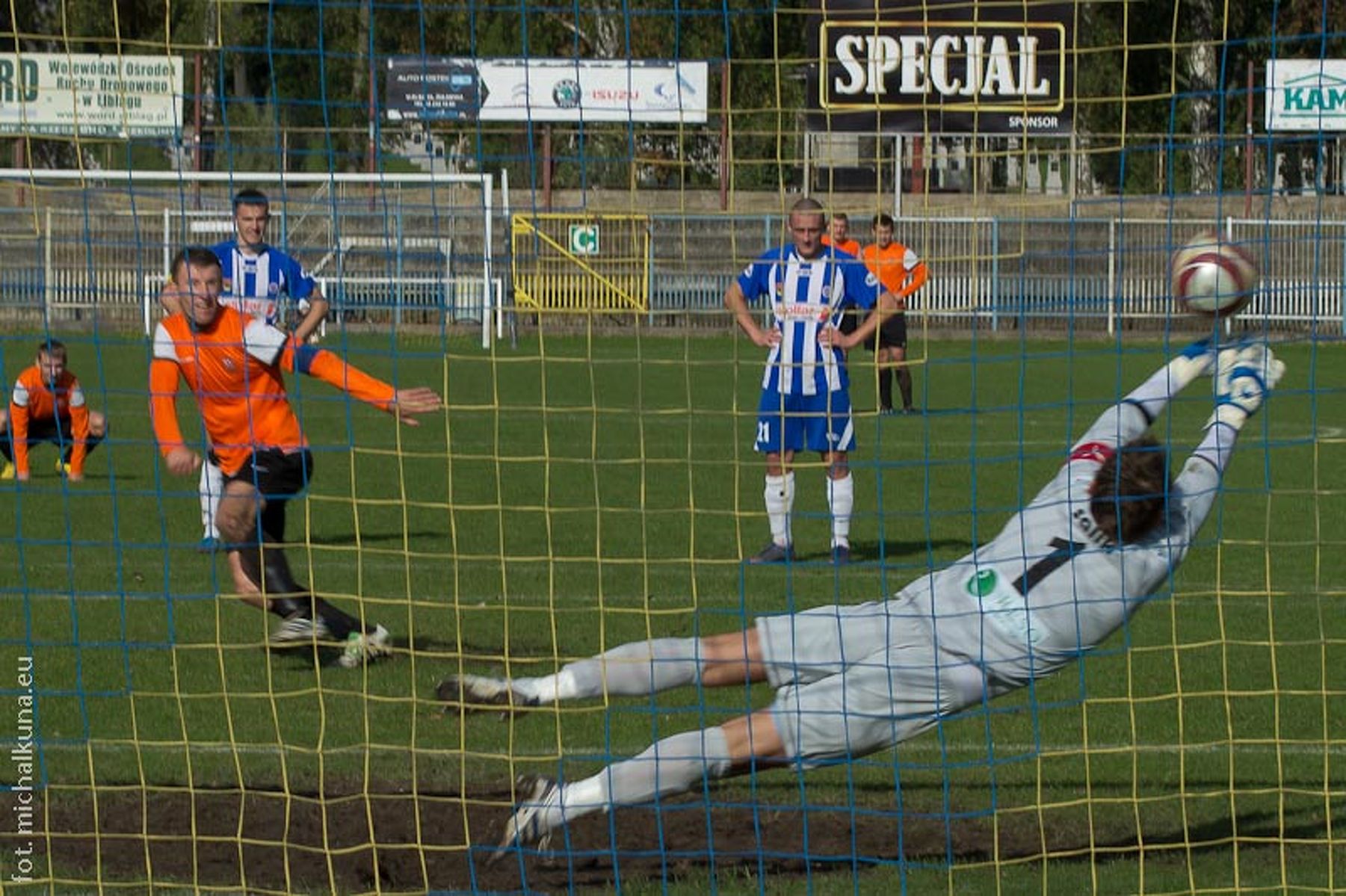 Tomasz Wiercioch trafia do siatki z 11 metrów. Fot. Michał Kuna