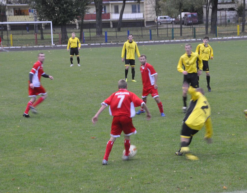 Pisznaie w ostatnich meczach radzą sobie słabo, ale ich kibice liczą na zwycięstwo w derbach z Mazurem Ełk. Fot. Łukasz Szymański 